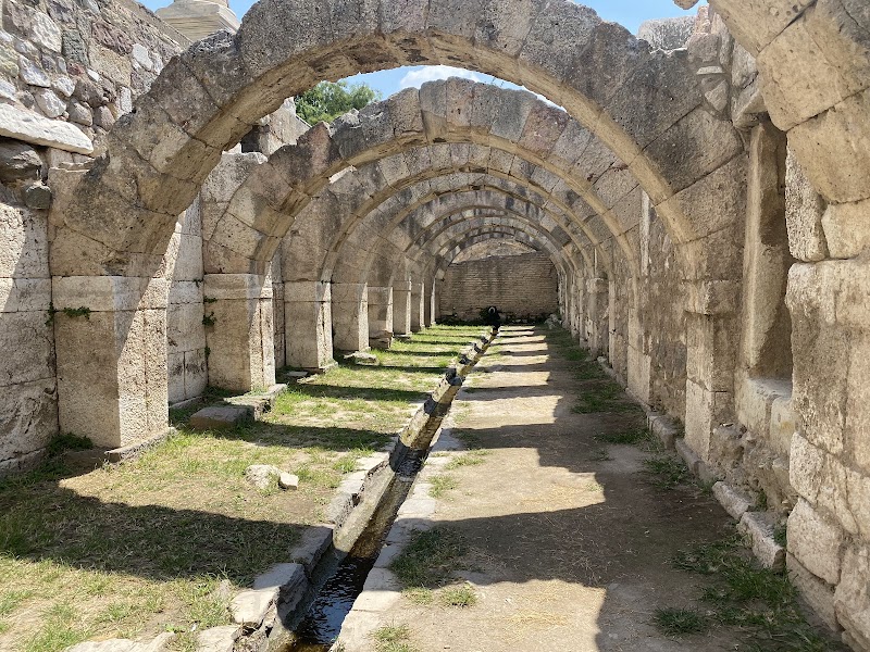Antik Smyrna'dan Gelen Fısıltılar: İzmir Agora Açık Hava Müzesi ve Çevresi İçin Derinlemesine Bir Rehber