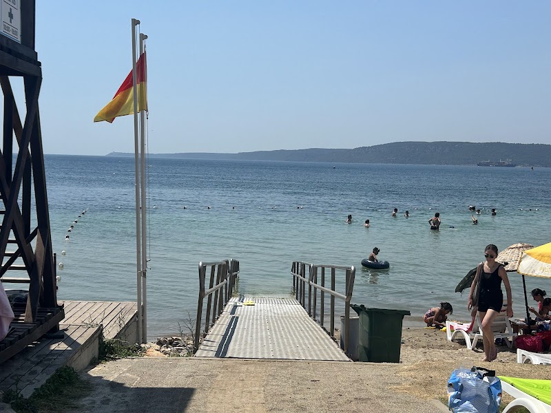 Çanakkale Belediyesi Dardanos Halk Plajı, temiz suları ve geniş kumsalıyla dikkat çekiyor.