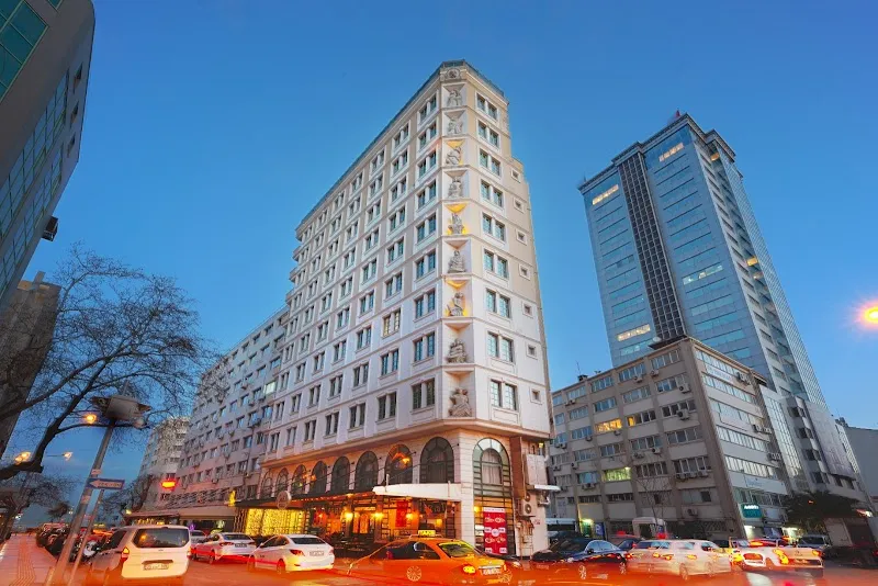 Marla Otel Plajı, İzmir: Berrak Sular ve Şehir Manzarası