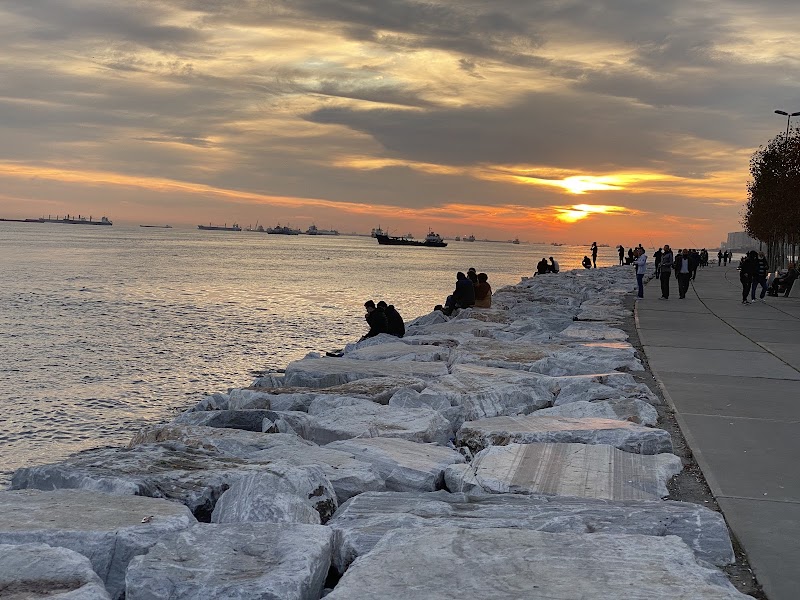 Yenikapı Sahili İstanbul, Marmara Denizi'nin şehirle buluştuğu noktada huzur vadediyor.